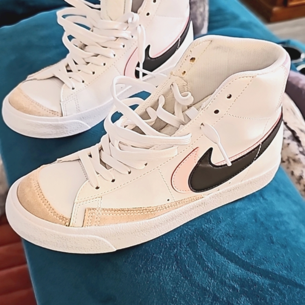 Nike Blazer Mid '77 SE "White/Black/Arctic Punch" Grade School Girls' Shoe